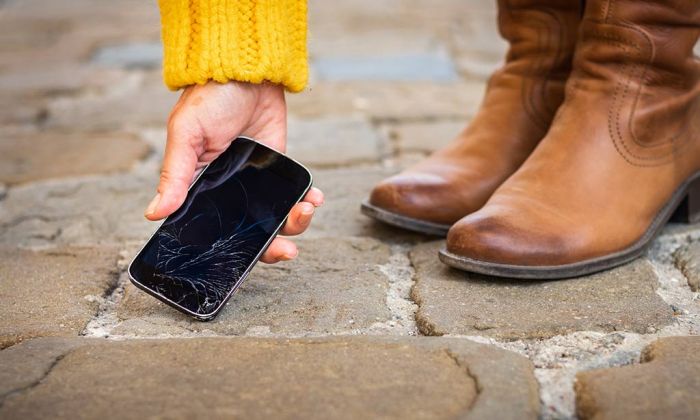 Smartphone runtergefallen - Frau hebt es wieder auf - Display kaputt